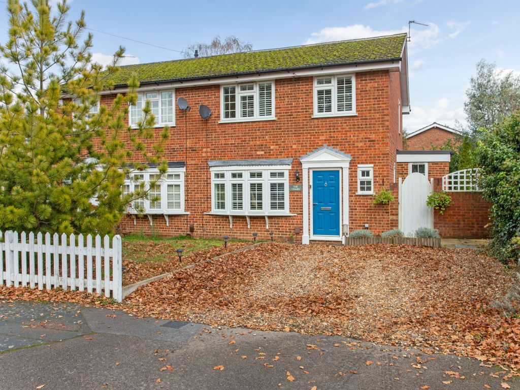 3 bed detached house for sale in Victoria Road, Weybridge KT13, £
