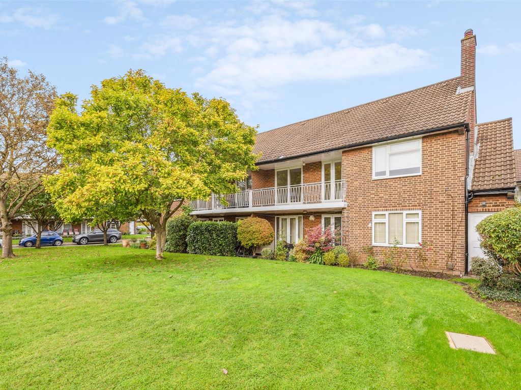 3 bed flat for sale in Thames Village, London W4, £750,000 Zoopla