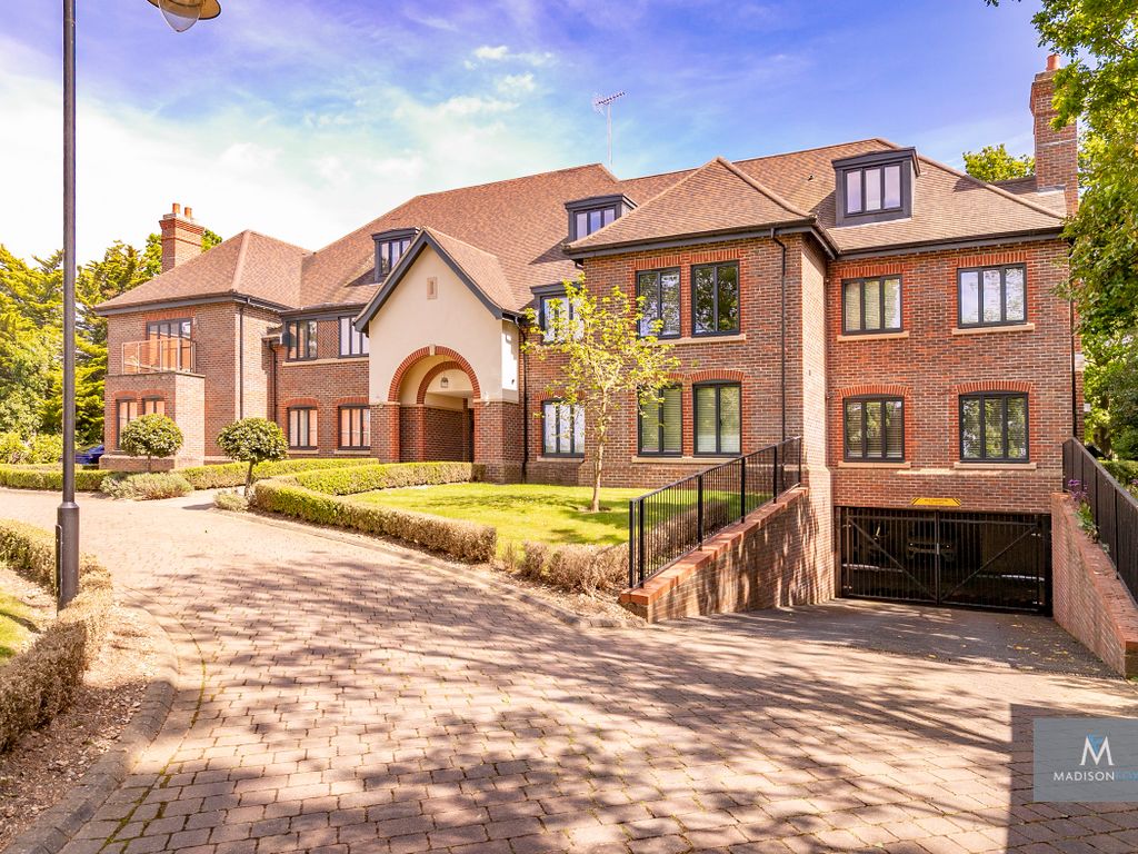 2 bed flat to rent in High Road, Chigwell, Essex IG7, £3,000 pcm Zoopla