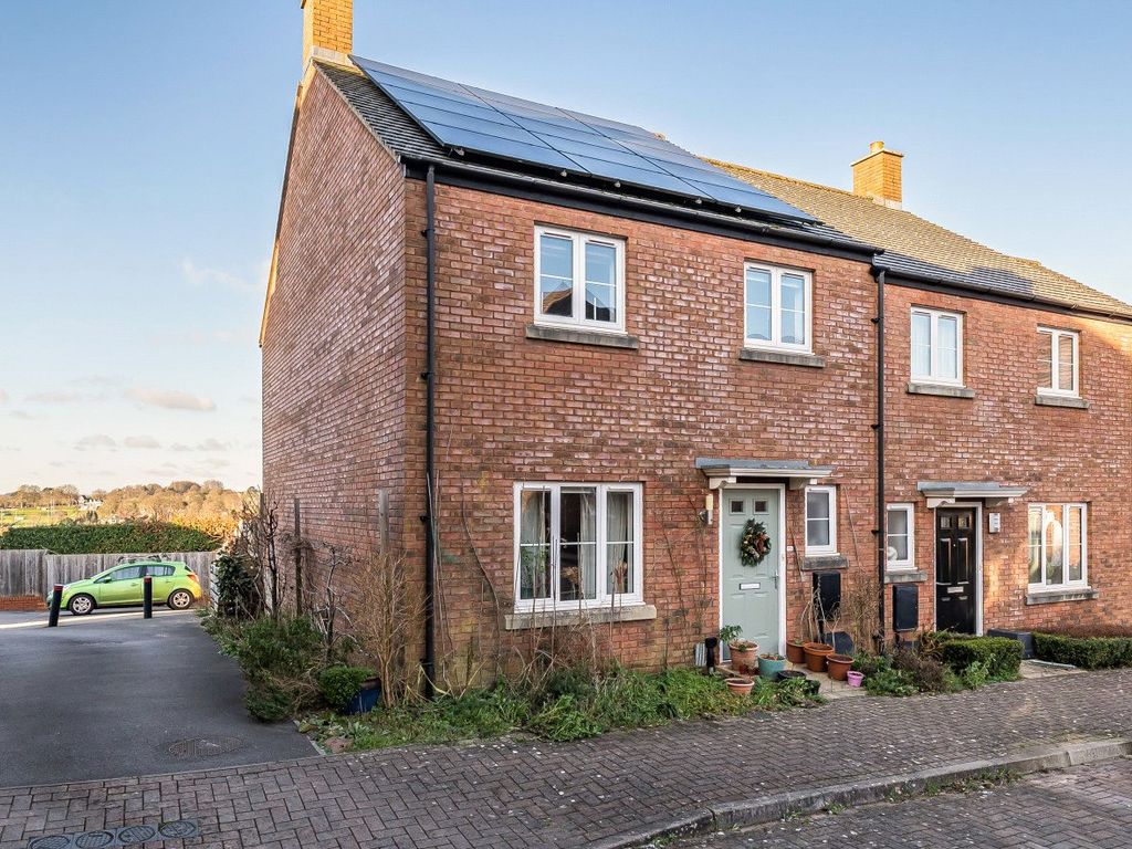 4 bed end terrace house for sale in Orchard Road, Marlborough