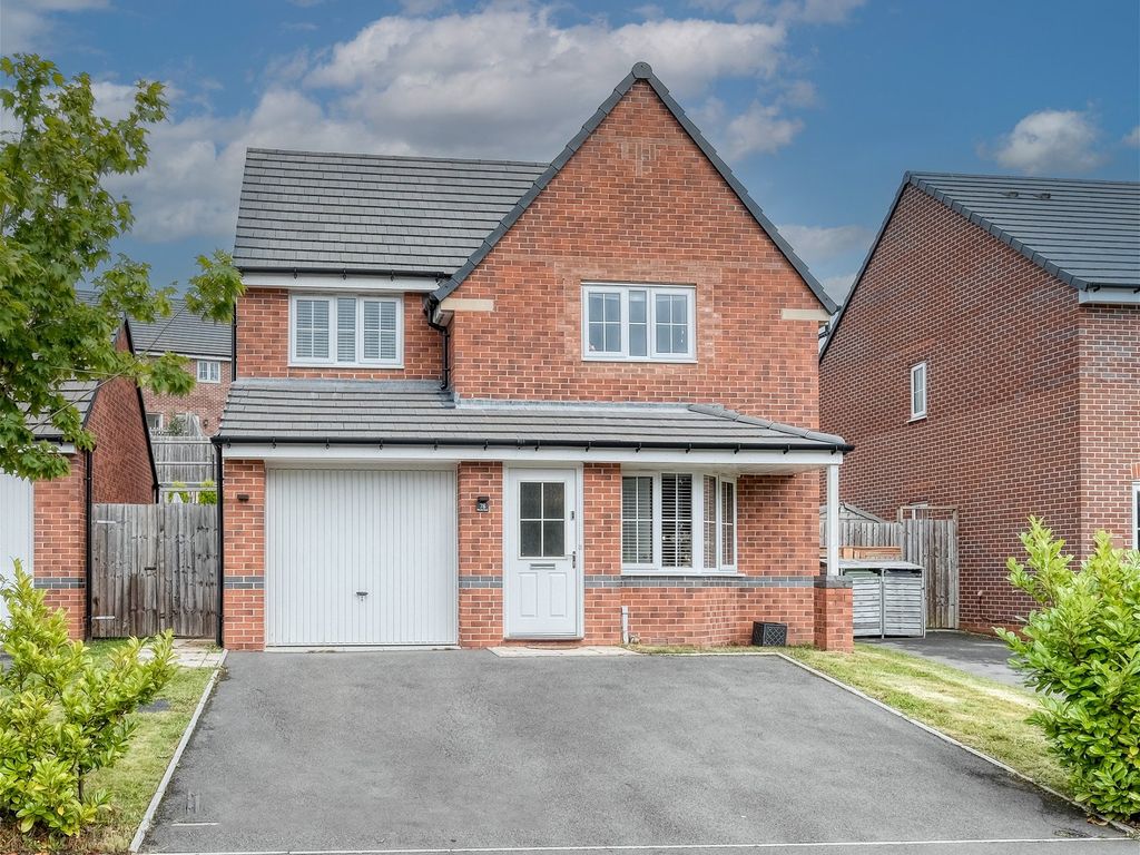 3 bed detached house for sale in Morville Street, heath, Redditch