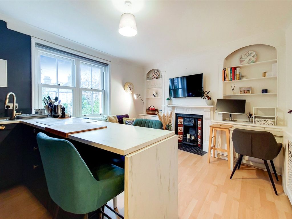 1 bed flat to rent in Taybridge Road, Clapham Common SW11, £1,900 pcm