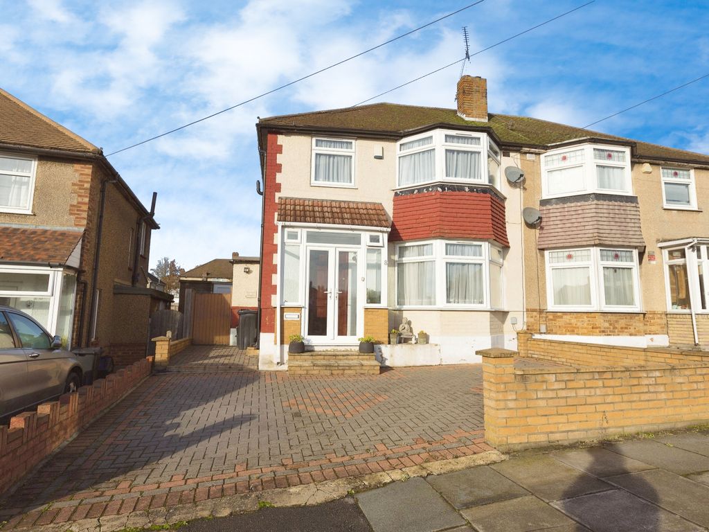 3 bed semidetached house for sale in Wakefield Gardens, Ilford IG1, £