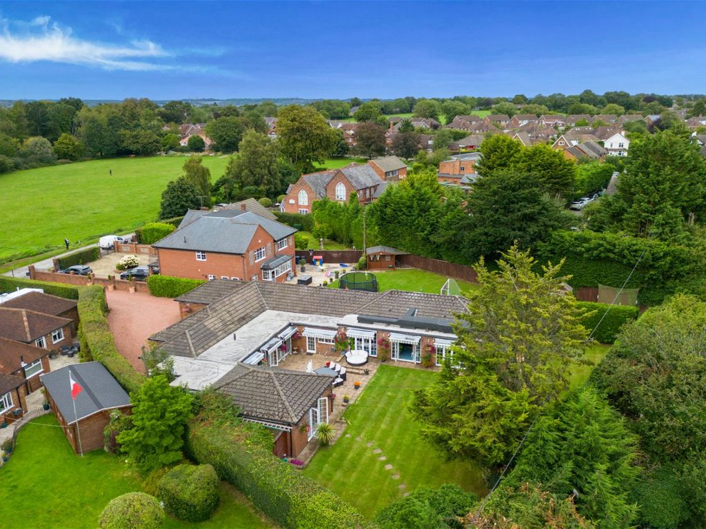 4 bed detached house for sale in Booker Common, High HP12, £