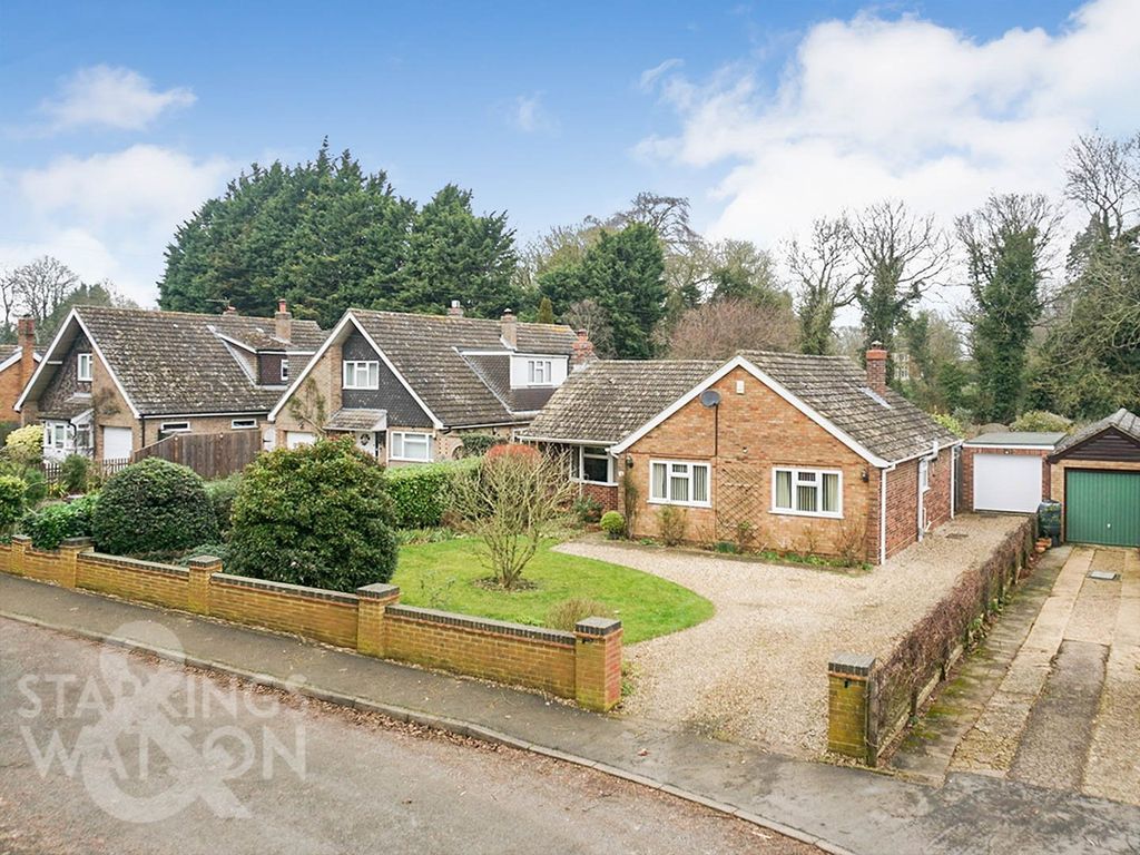 3 bed detached bungalow for sale in Old Hall Close, Ashwellthorpe