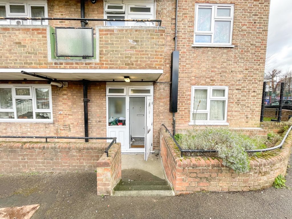 3 bed flat for sale in St John Court, Queens Drive, Finsbury Park N4, £