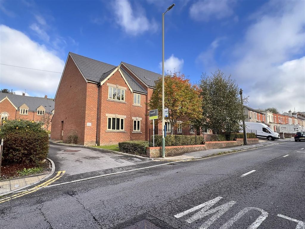 2 bed flat to rent in Kingshill Court, Kingshill Road, Swindon SN1, £