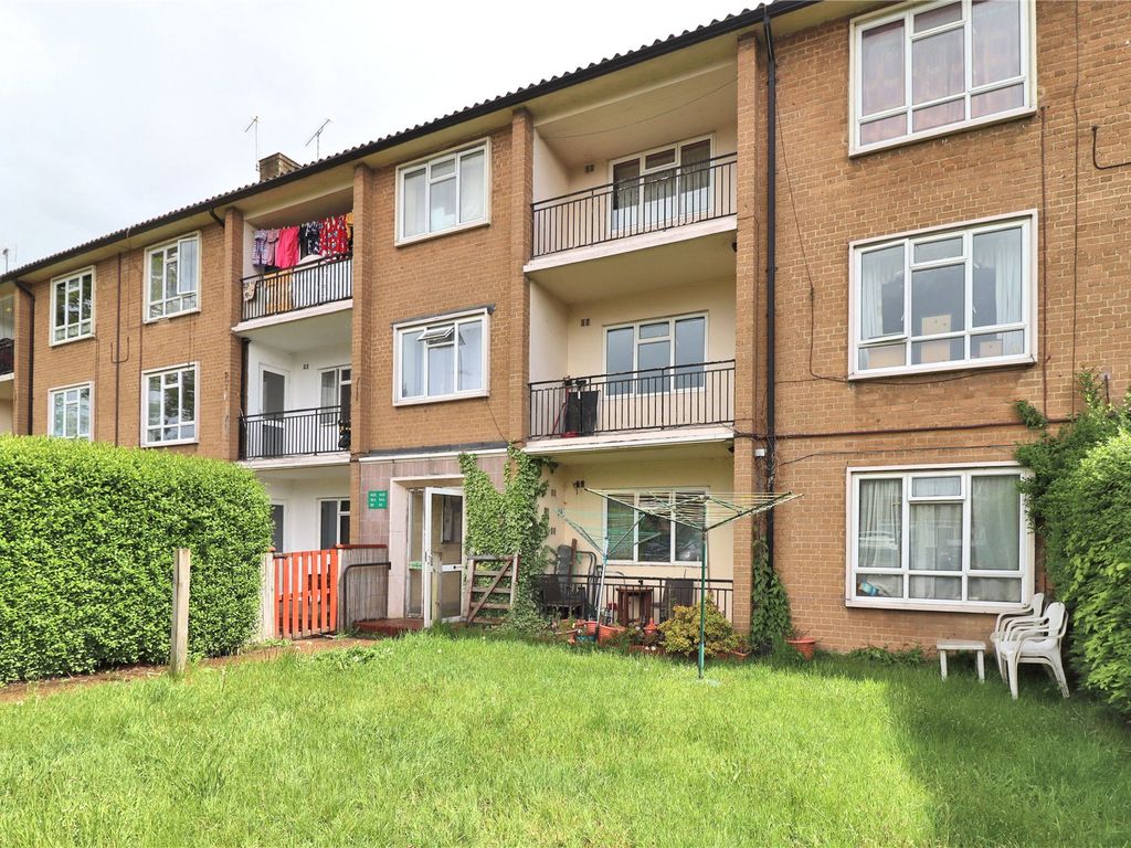 3 bed flat for sale in Woking, Surrey GU21, £265,000 Zoopla