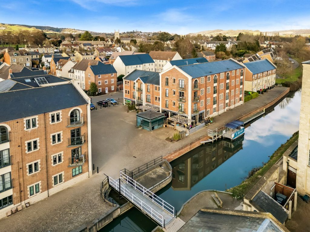 3 bed terraced house for sale in Greenaways, Ebley, Stroud