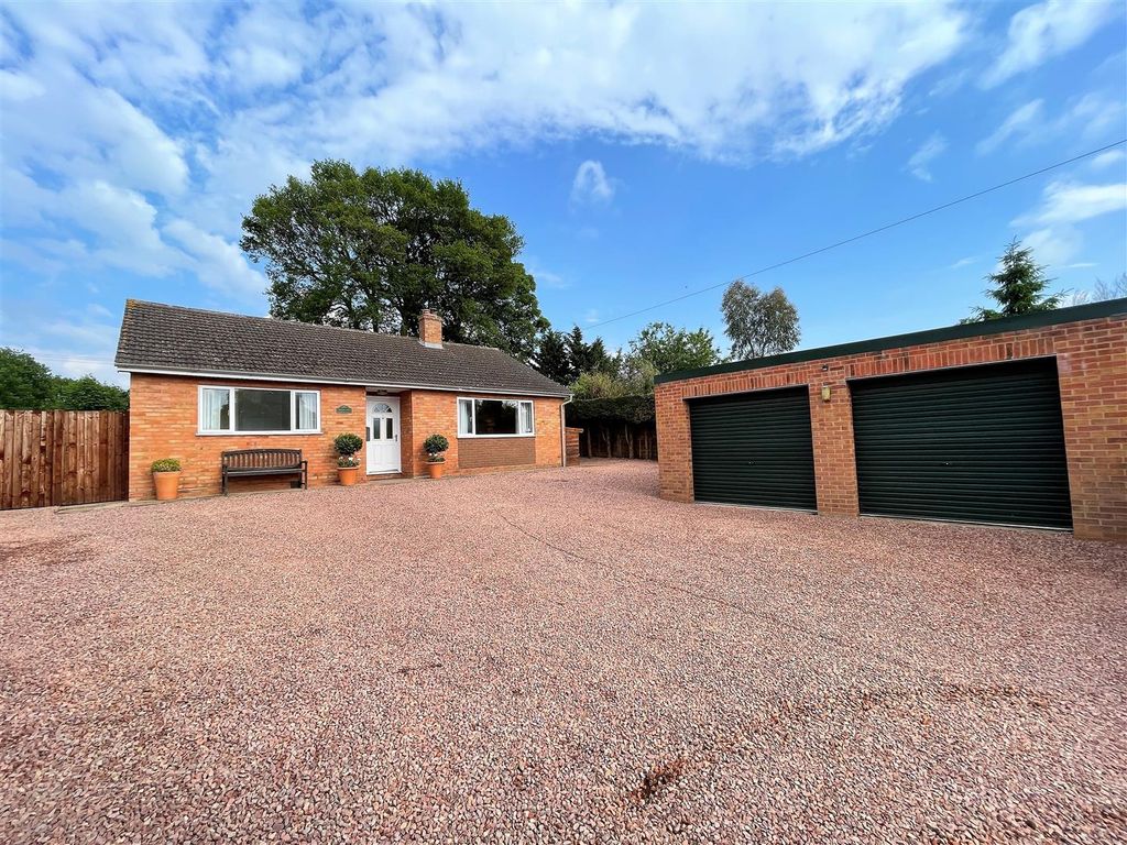 3 bed detached bungalow for sale in Bromsberrow Heath, Ledbury HR8 Zoopla