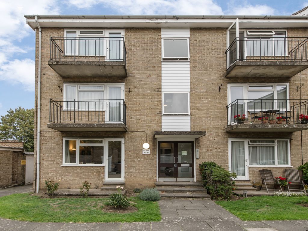 1 bed flat to rent in Lockesley Square, Lovelace Gardens, Surbiton