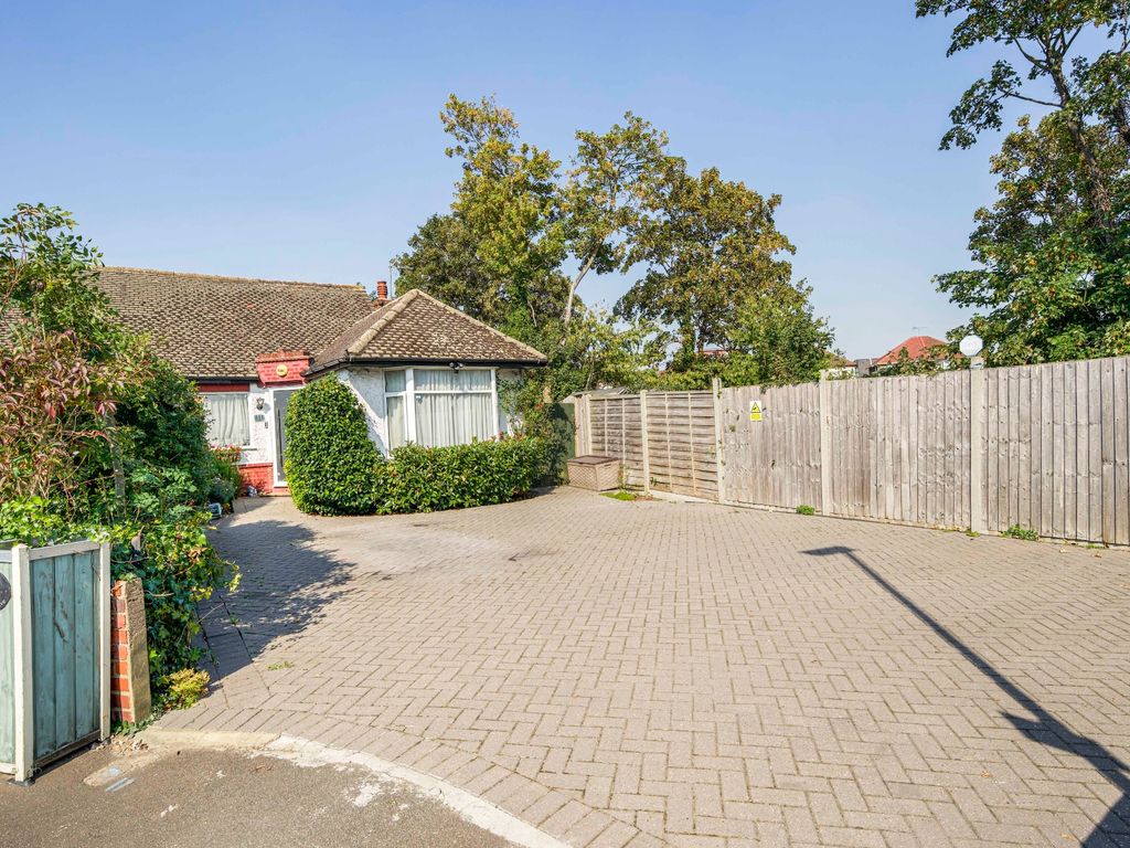 3 bed semidetached bungalow for sale in Dorchester Drive, Feltham TW14