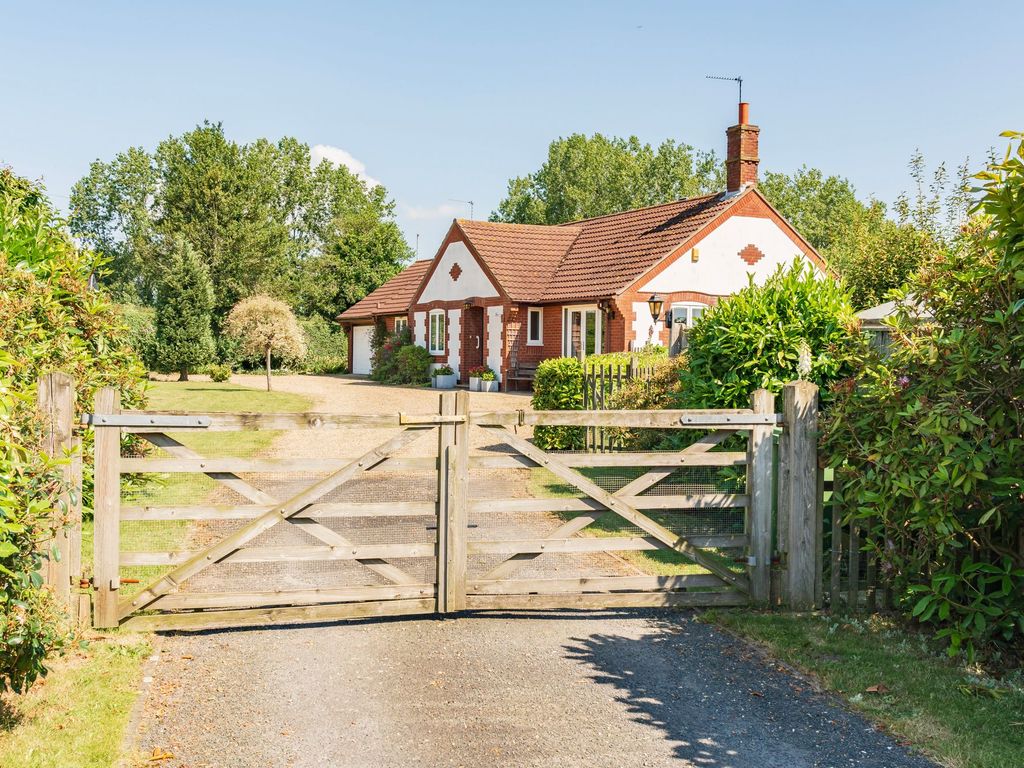 3 bed detached bungalow for sale in Church Lane, Fritton NR31, £475,000