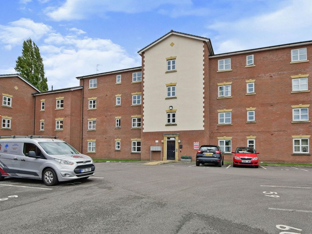 2 bed flat to rent in Lawnhurst Avenue, Manchester, Greater Manchester