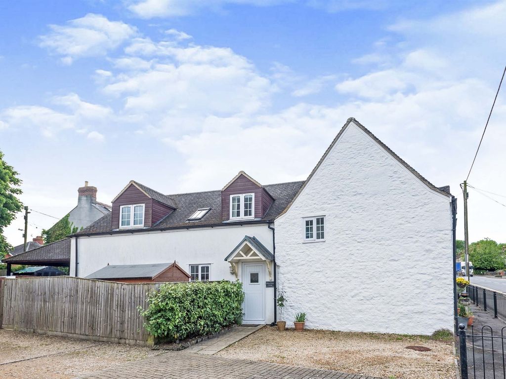 4 bed semidetached house for sale in Lechlade Road, Highworth, Swindon