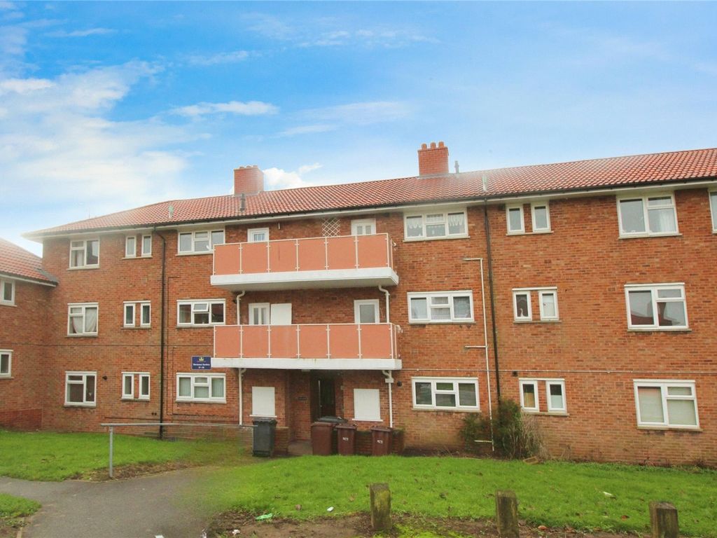 2 bed flat to rent in Warstones Gardens, Wolverhampton, West Midlands