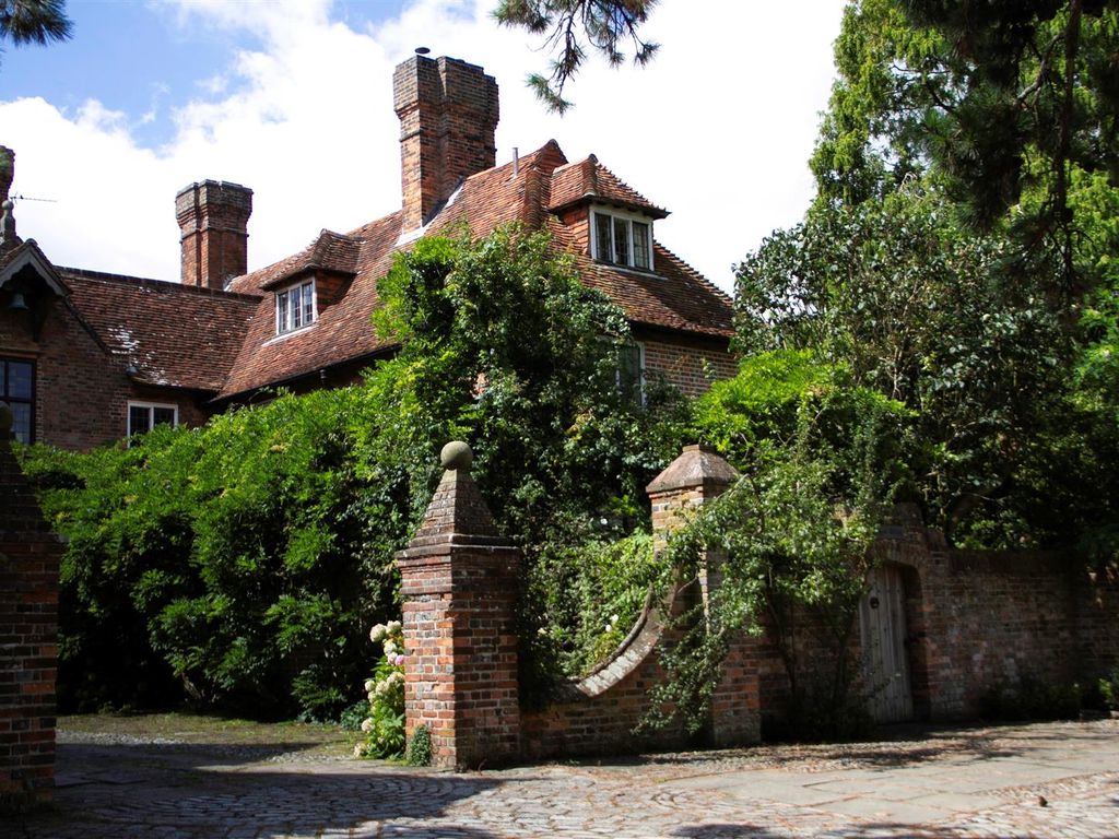 5 bed linkdetached house for sale in Featherbed Lane, Carters Corner