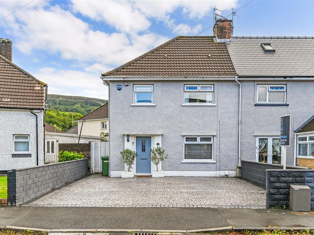 3 bed semidetached house for sale in Laurel Avenue, Hawthorn