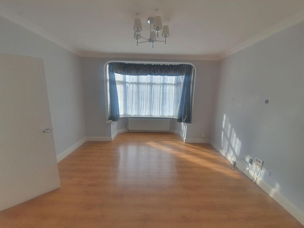 5 bed property to rent in Sheringham Drive, Barking IG11 Zoopla