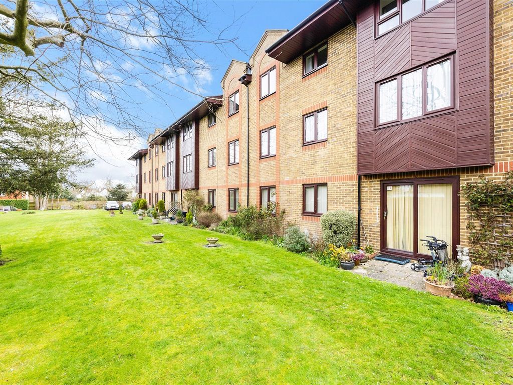 2 bed flat for sale in Reigate Hill, Reigate RH2, £215,000 Zoopla