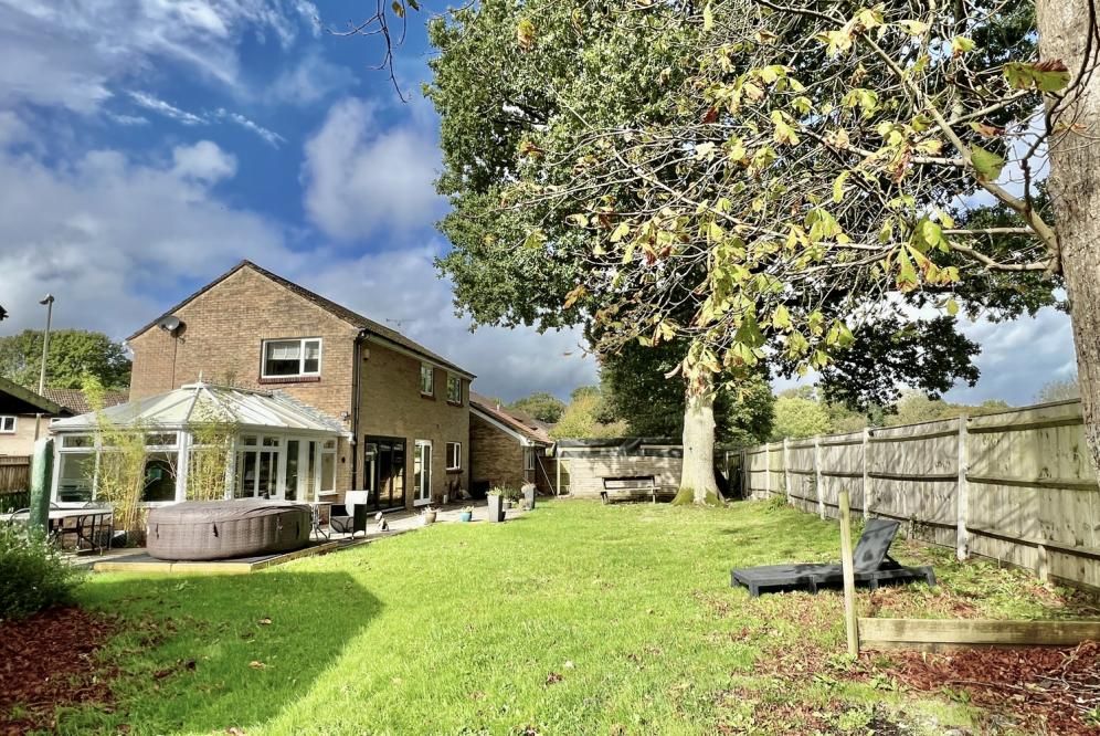 4 bed detached house for sale in Allenwater Drive, Fordingbridge SP6, £