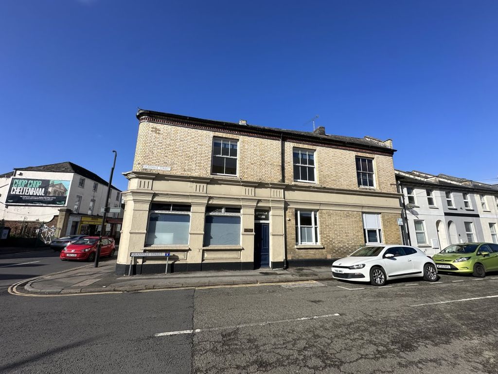 Room to rent in High Street, Cheltenham GL50, £475 pcm Zoopla