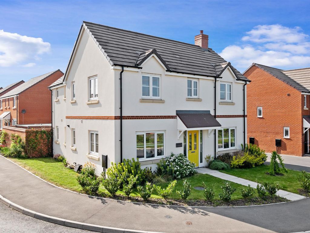 4 bed detached house for sale in Strawberry Place, Pershore WR10, £