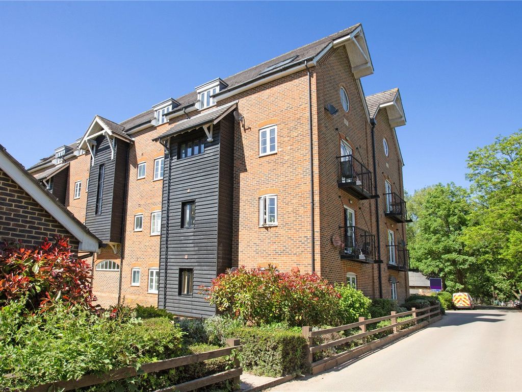 2 bed flat for sale in Springwell Lane, Rickmansworth WD3, £300,000 Zoopla