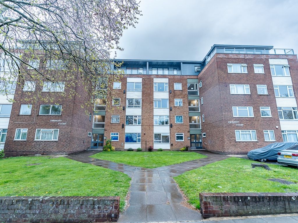 2 bed flat for sale in Embassy Court, Bounds Green Road, London N11