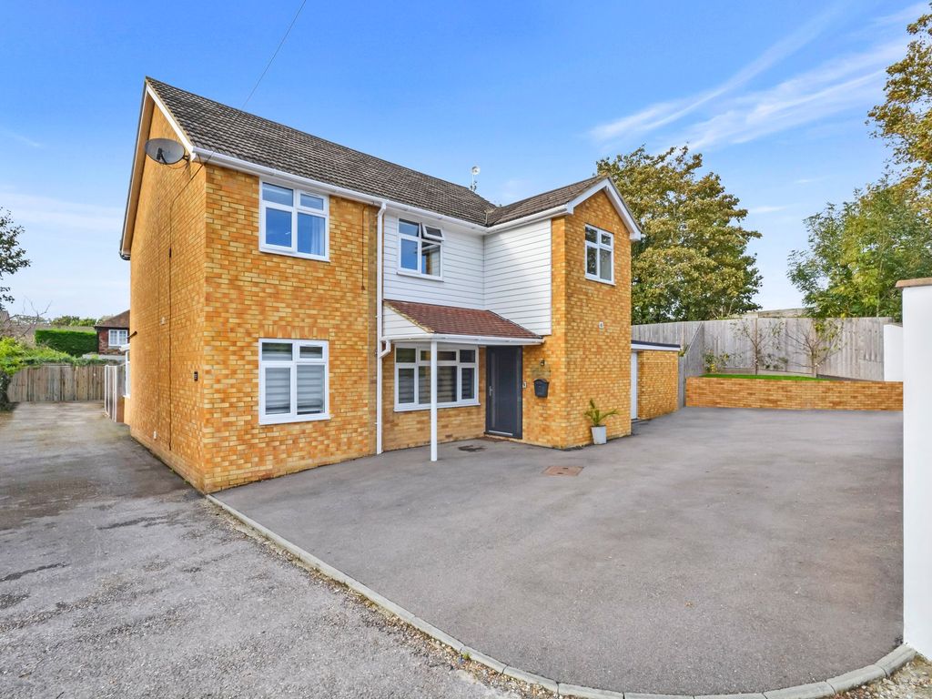 4 bed detached house for sale in Gladstone Road, Willesborough TN24, £
