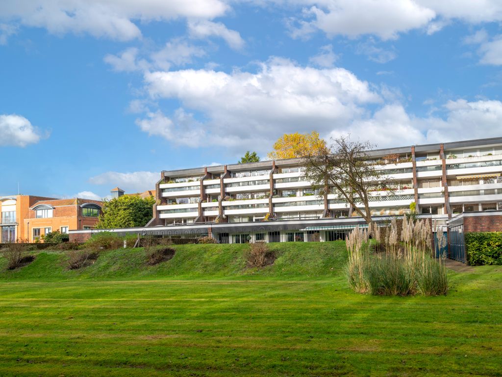 2 bed bungalow for sale in Bancroft Court, Reigate RH2, £650,000 Zoopla