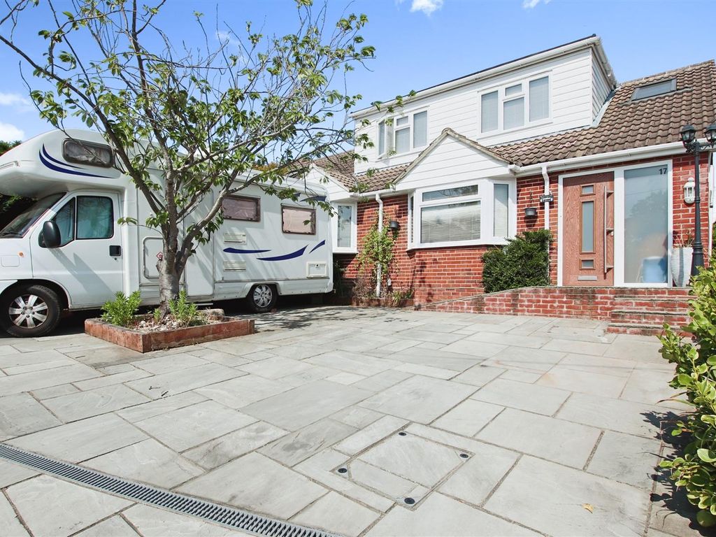 4 bed semidetached house for sale in Cumber Road, Locks Heath