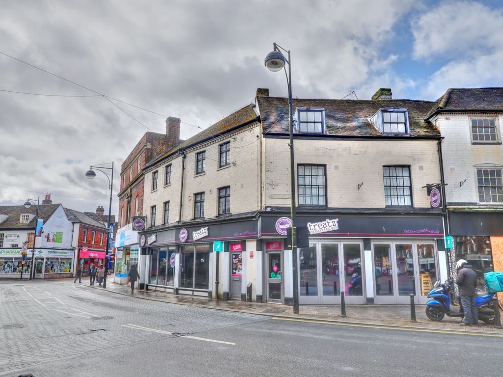 3 bed flat to rent in Queens Square, High HP11 Zoopla