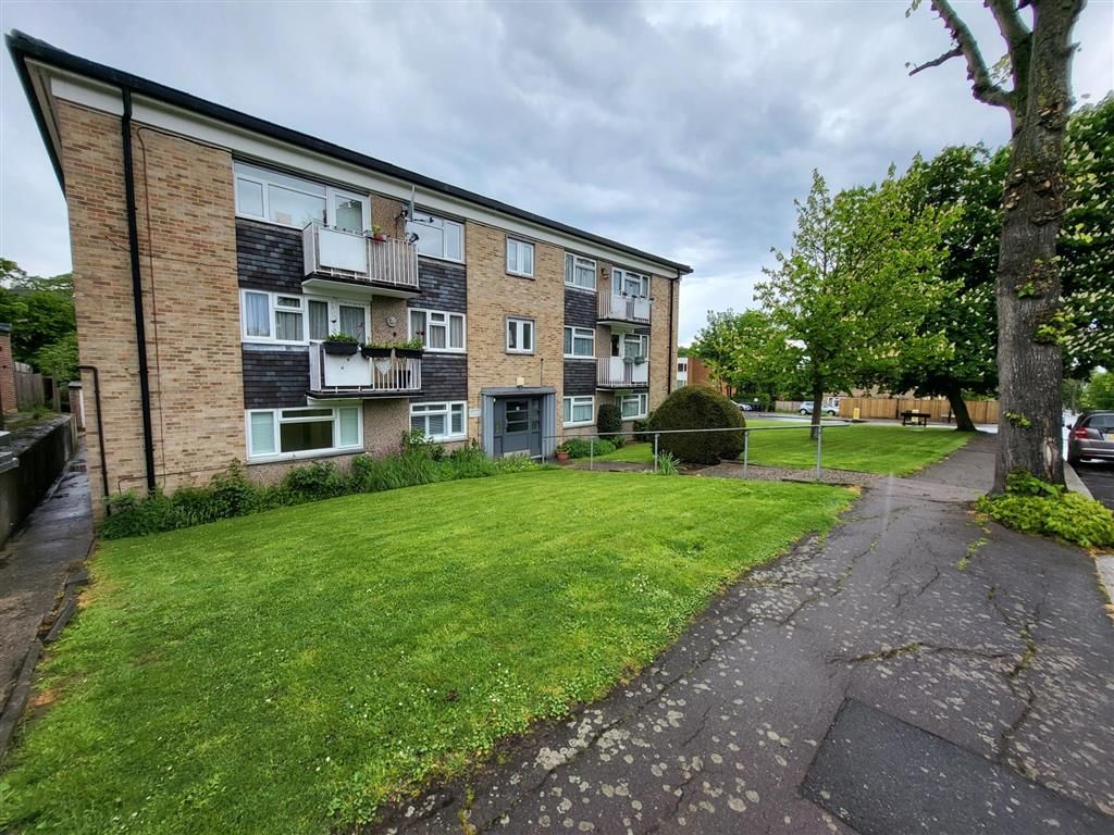 2 bed flat to rent in Chase Green Avenue, Enfield EN2 Zoopla