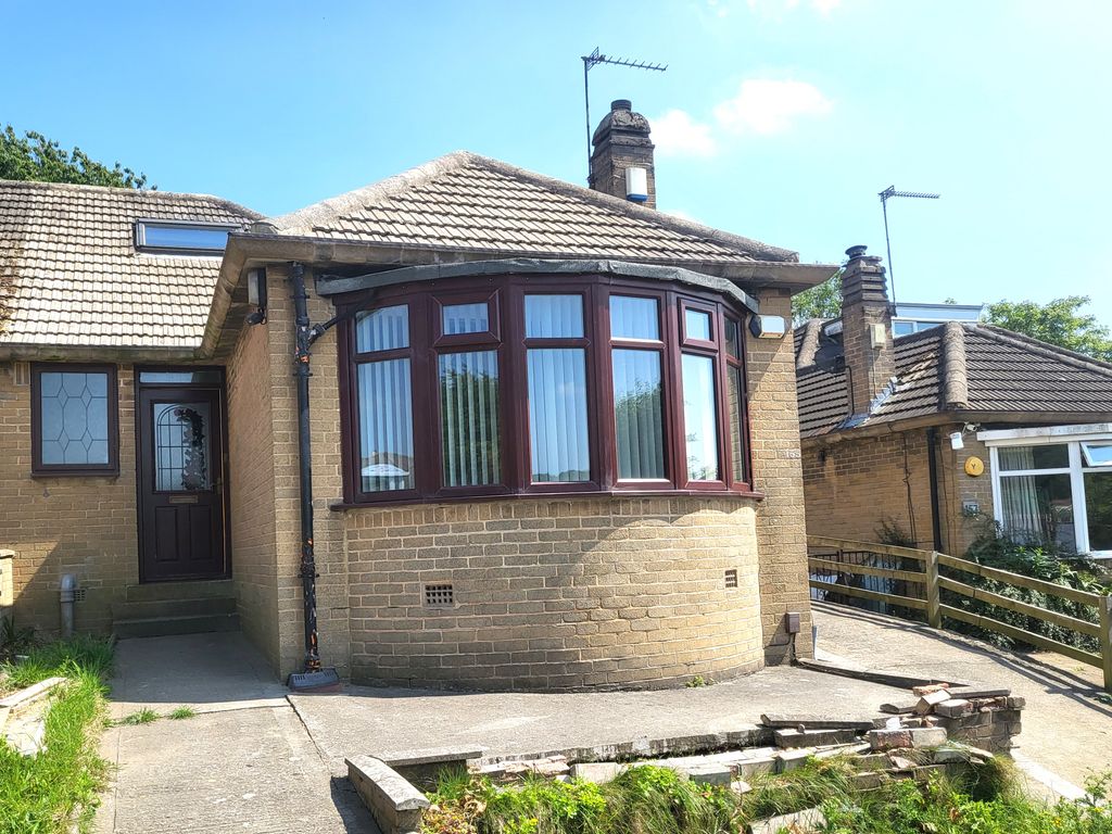 2 bed semidetached bungalow to rent in Carr Manor Road, Leeds LS17, £