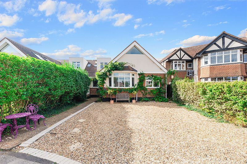 4 bed semidetached house for sale in Greenwood Close, Thames Ditton