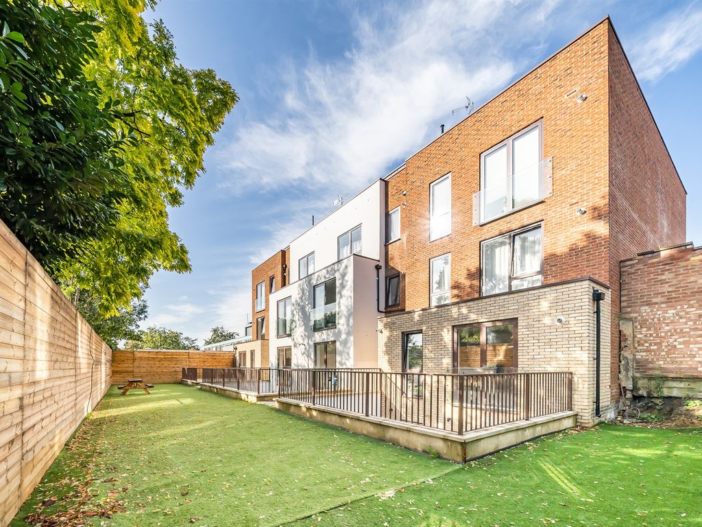 New home, 3 bed flat for sale in Hamlet Gate, High Road, East Finchley, London N2, £875,000 Zoopla