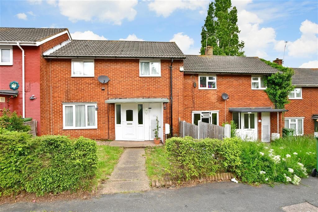 2 bed terraced house for sale in Mapleford Sweep, Basildon, Essex SS16