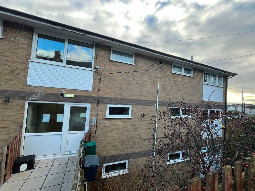 2 bed flat to rent in Davnic Close, Pontypridd Street, Barry CF63, £750