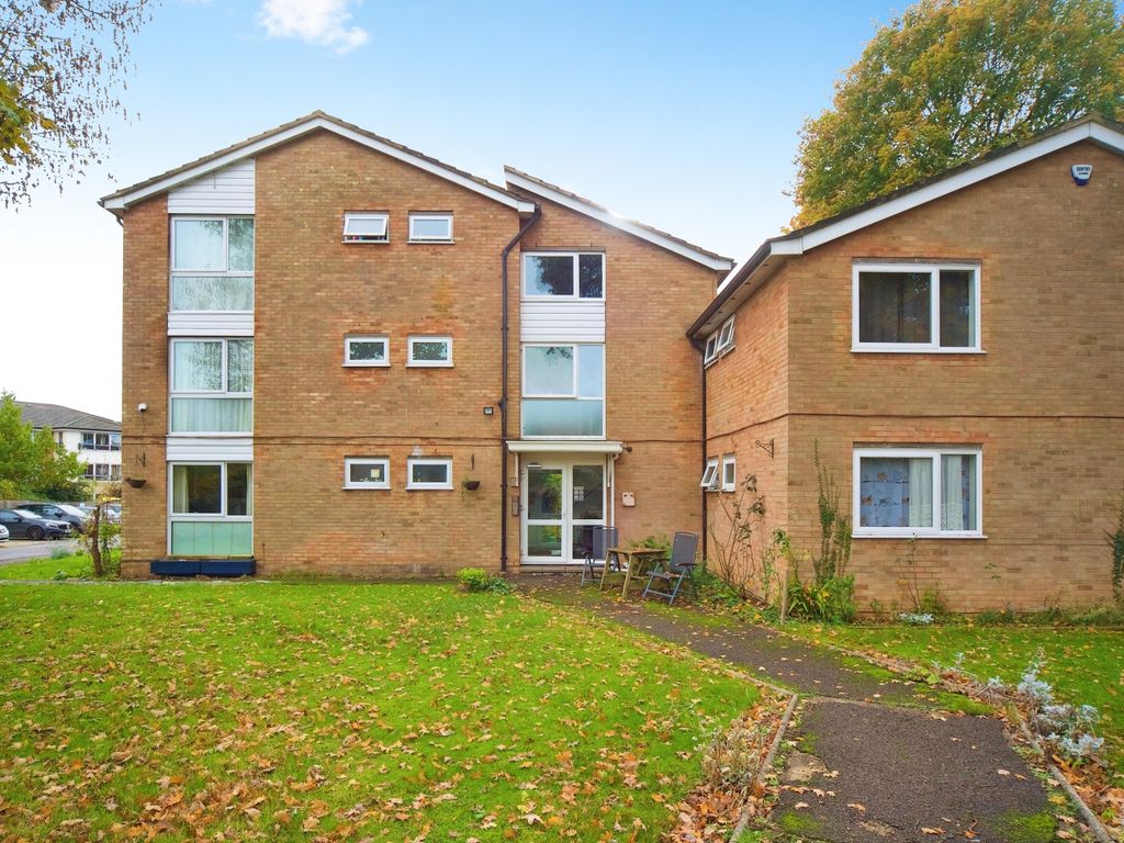 2 bed flat for sale in Stapleton Close, Potters Bar, Hertfordshire EN6