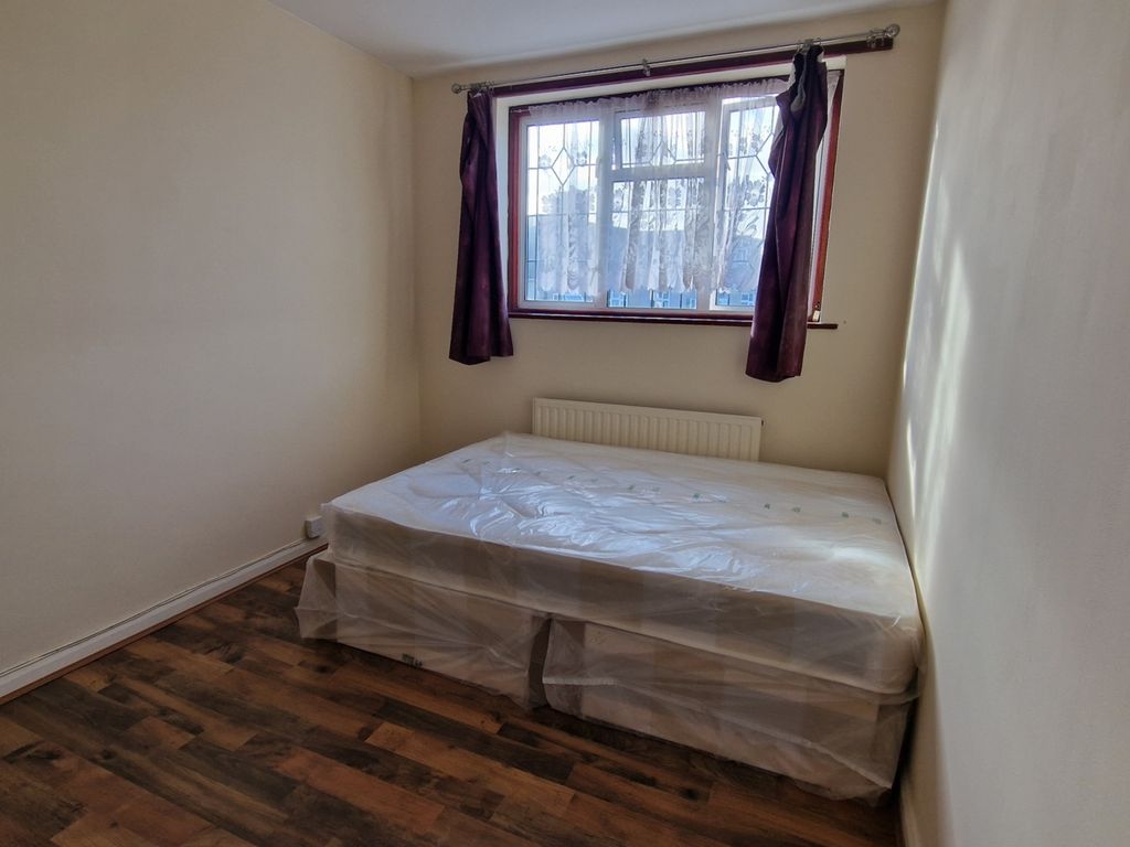 Room to rent in Melford Avenue, Room 4, Barking IG11, £800 pcm Zoopla