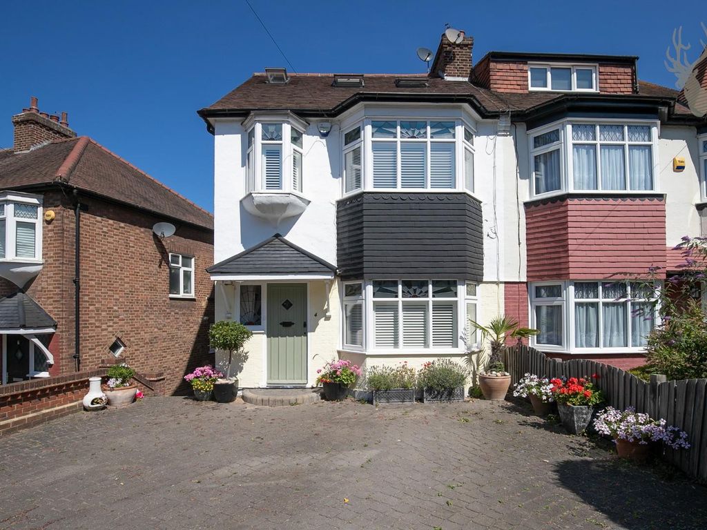 4 bed property for sale in Brindwood Road, London E4, £600,000 Zoopla