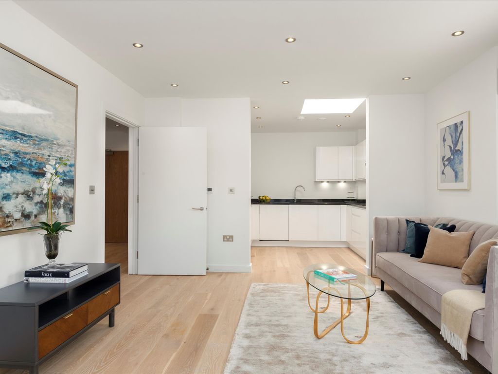 17, Ridgmount Apartments, 7-9 Darlaston Road, London SW19  