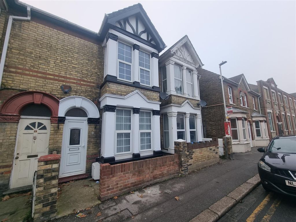 3 bed property to rent in St. Avenue, Sheerness ME12, £1,350