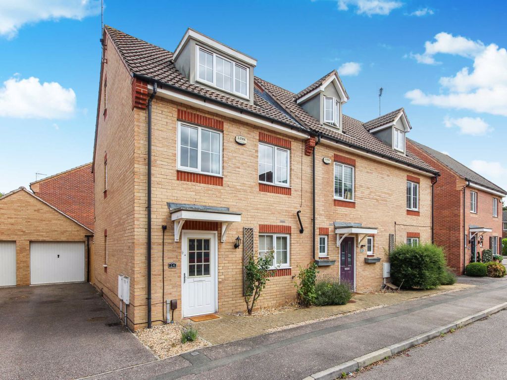 3 bed town house for sale in Jubilee Gardens, Rushden, Northamptonshire