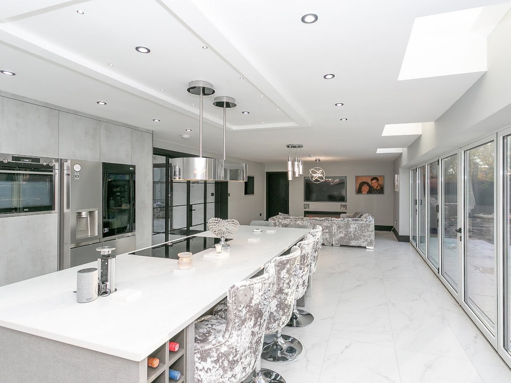 6 bed detached house for sale in Blackpond Lane, Farnham Common, Slough