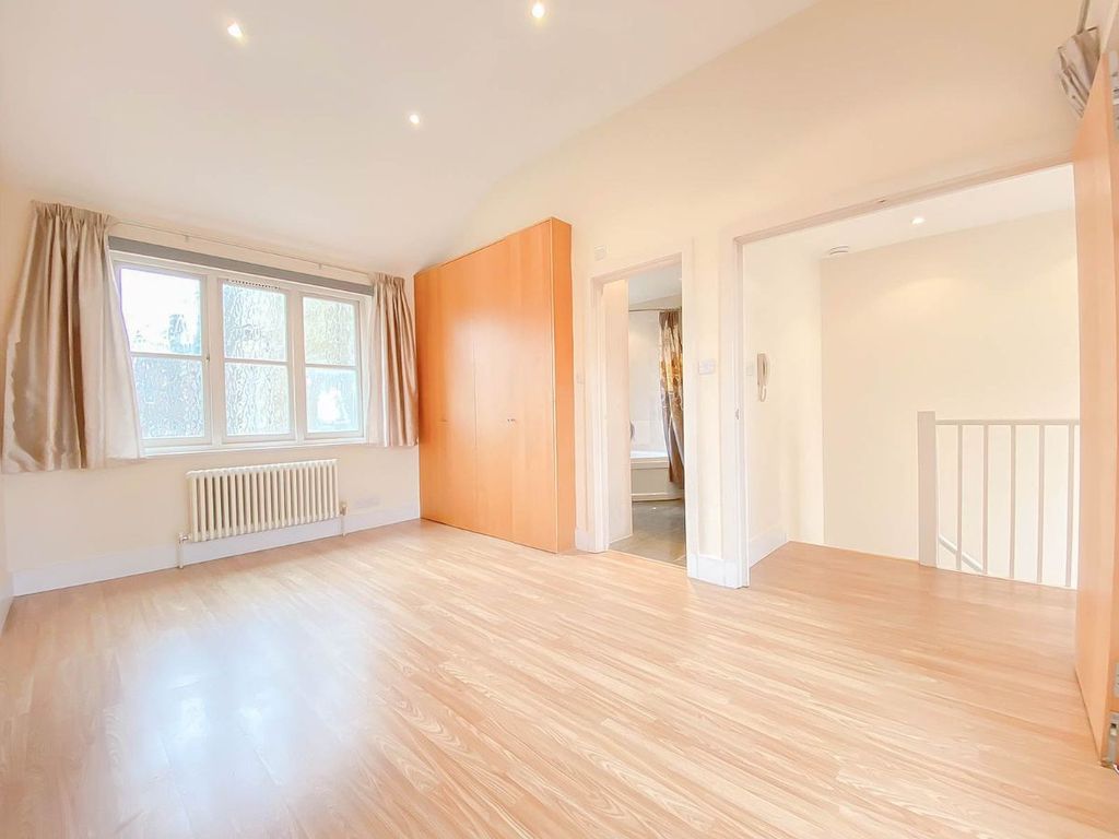 3 bed terraced house to rent in Heath Villas, Greencroft Gardens, West