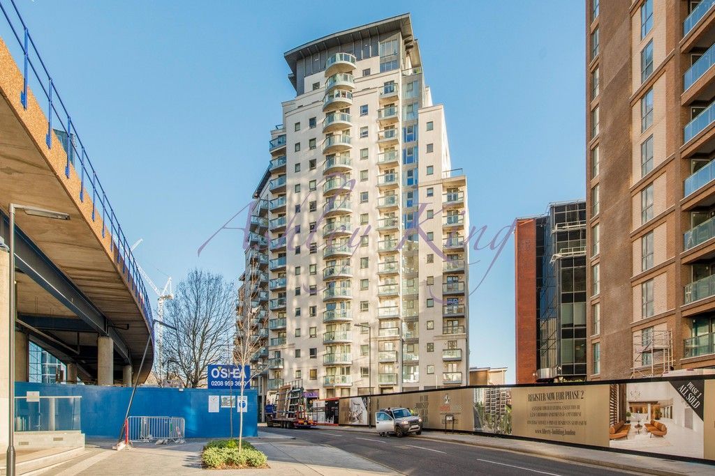 2 bed flat to rent in City Tower, Limeharbour, London E14, £3,000 pcm