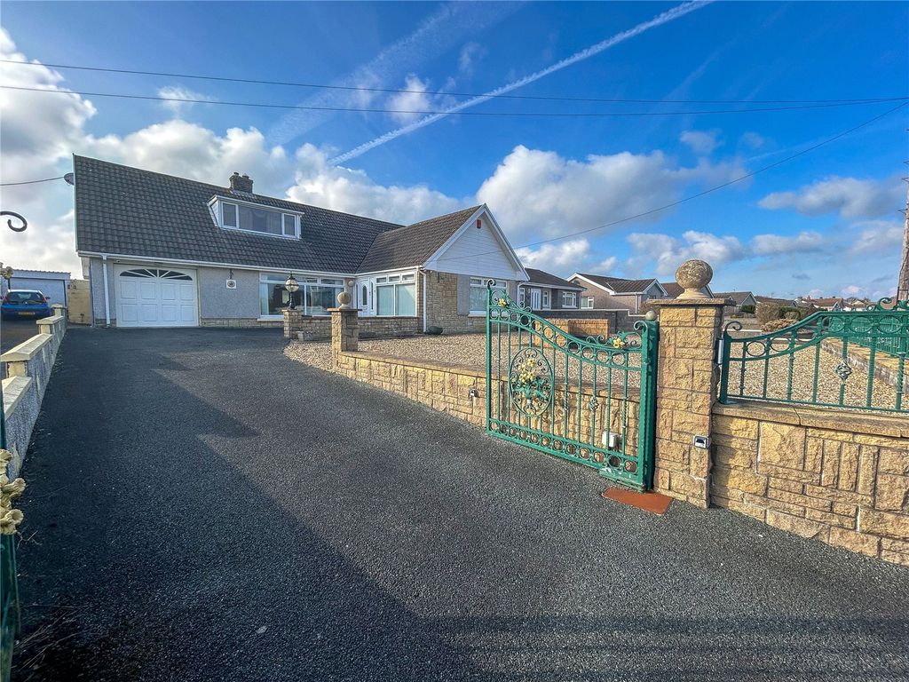 5 bed bungalow for sale in Steynton Road, Milford Haven, Pembrokeshire