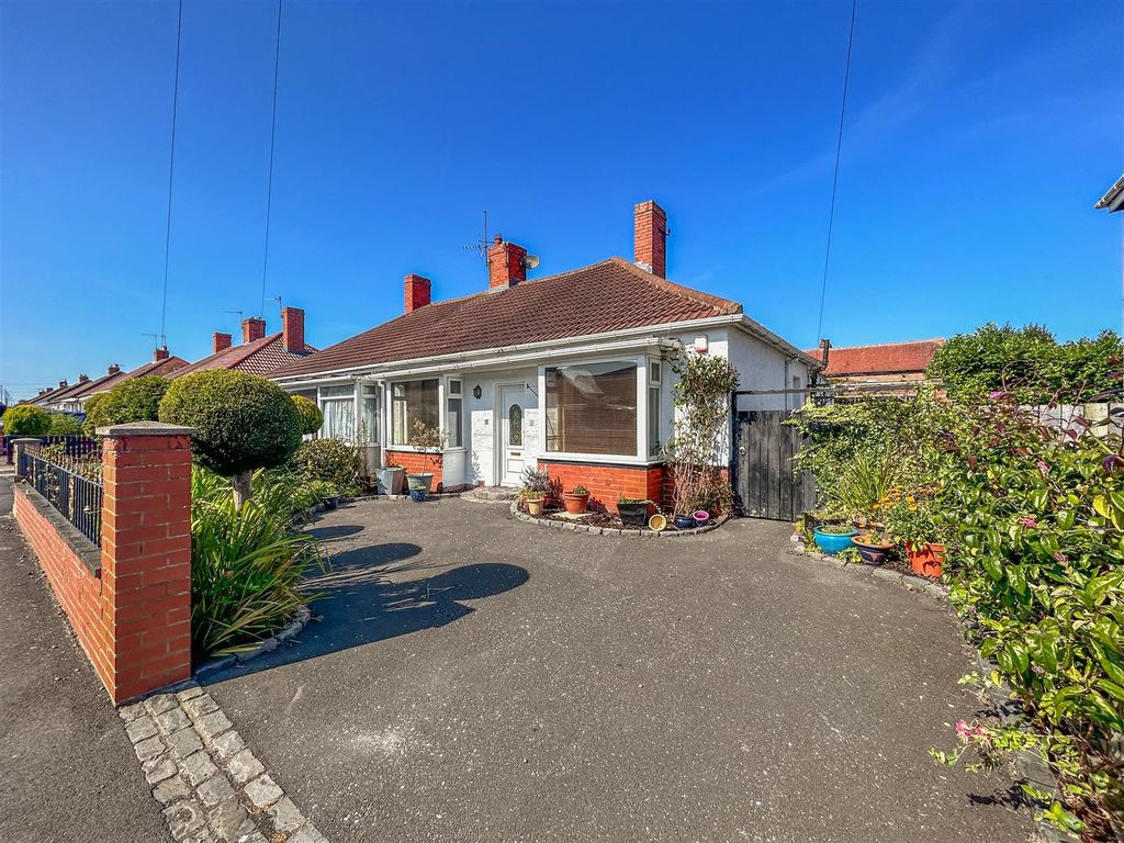 3 bed semidetached bungalow for sale in Woodlands Park Villas, North